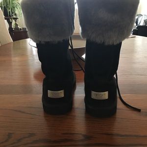 Black UGG size 7 with gray sheepskin.